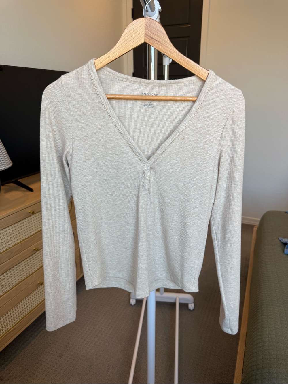 American Eagle Outfitters Light Cream V-Neck Long Sleeve Top